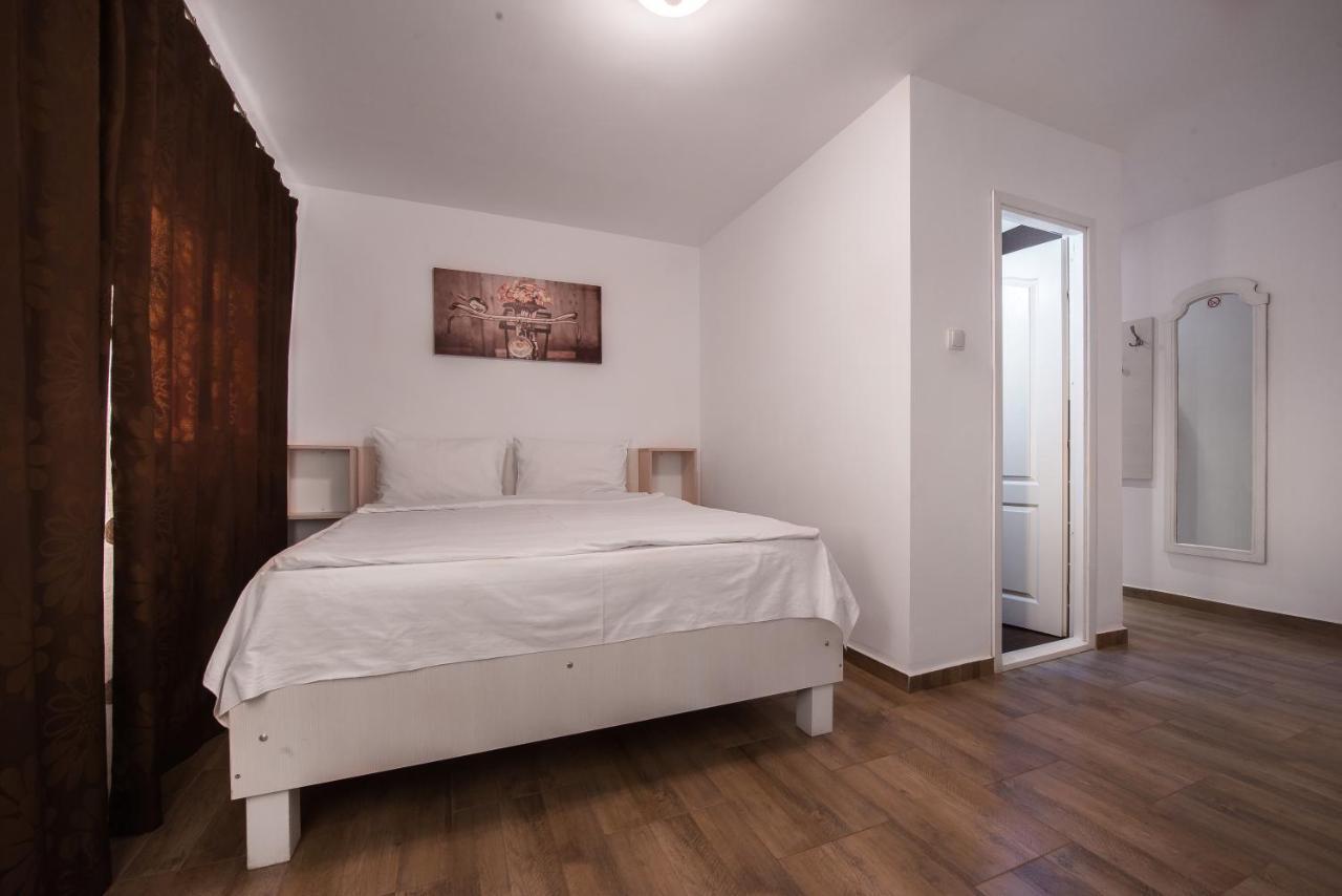 Casa 4 Odai Hotel Douazeci si Trei August Bagian luar foto