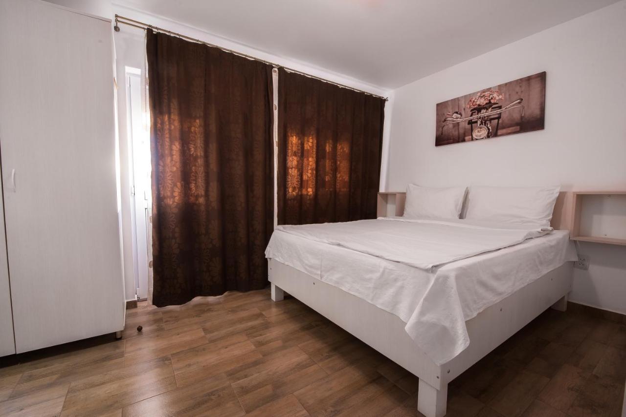 Casa 4 Odai Hotel Douazeci si Trei August Bagian luar foto